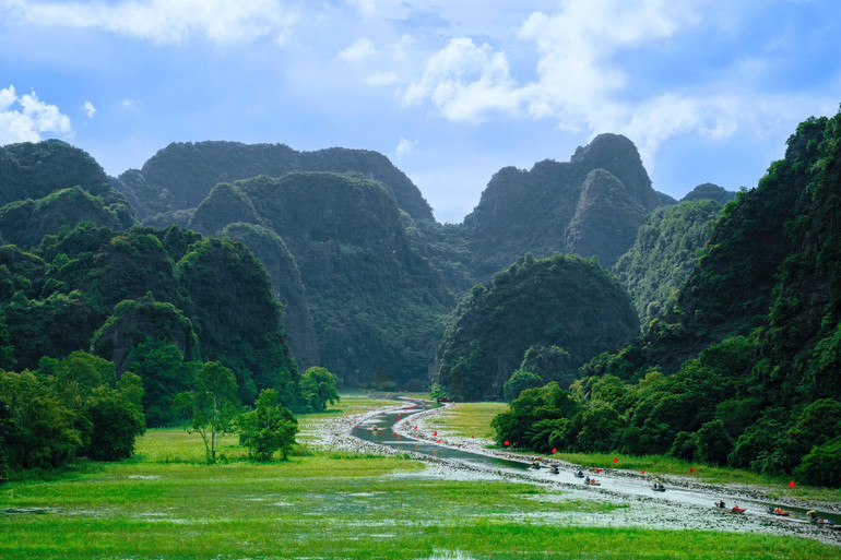 Khu du lịch Tam Cốc - Bích Động nhìn từ trên cao. (Ảnh: TRƯỜNG HUY) 83412a8fc7d74c8915c6.jpg