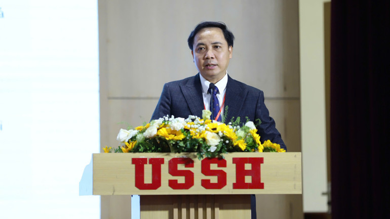 សាស្ត្រាចារ្យរង បណ្ឌិត Do Van Hung ប្រធាននាយកដ្ឋានព័ត៌មាន និងបណ្ណាល័យ សាកលវិទ្យាល័យវិទ្យាសាស្ត្រសង្គម និងមនុស្សសាស្ត្រ 244f7316e98d64d33d9c-8005.jpg