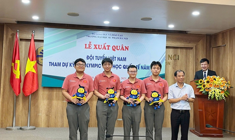 Bốn học sinh Đội tuyển quốc qia tham dự IChO 2025 trong Lễ xuất quân (Ảnh: Trường đại học Sư phạm Hà Nội) 4725-10.jpg