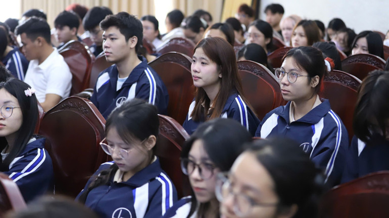 Sinh viên tại hội thảo 9fc10378c4e049be10f1-137.jpg