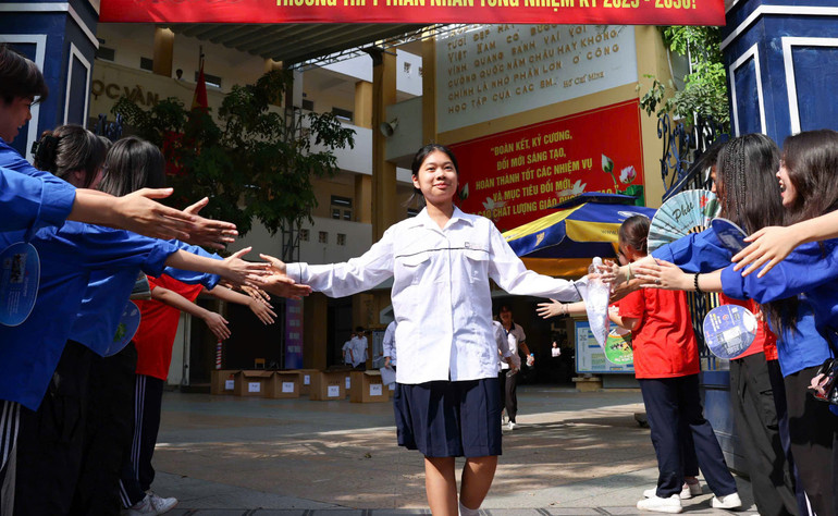 Thí sinh hoàn thành bài thi Ngoại ngữ chiều 7/6 (Ảnh ĐẠI THẮNG) fd4583688fa73bf962b6.jpg