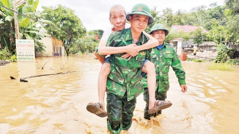 Lực lượng vũ trang hỗ trợ nhân dân sơ tán, di chuyển tài sản ra khỏi vùng nguy hiểm. 58b33ffbbd9434ca6d85.jpg