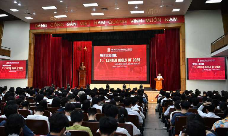 Đại học Bách khoa Hà Nội tổ chức gặp gỡ, phỏng vấn thí sinh theo diện xét tuyển tài năng (Ảnh: HUST) 509599231-1081852387401944-2207028777017163180-n.jpg