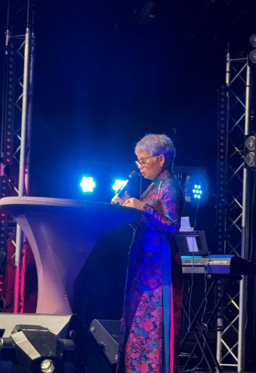 Bà Khúc Thị Dậu - Phó Chủ tịch Câu lạc bộ Di sản áo dài Việt nam công bố quyết định thành lập Câu lạc bộ Di sản áo dài Việt Nam tại Thụy Điển. (Ảnh: BTC)