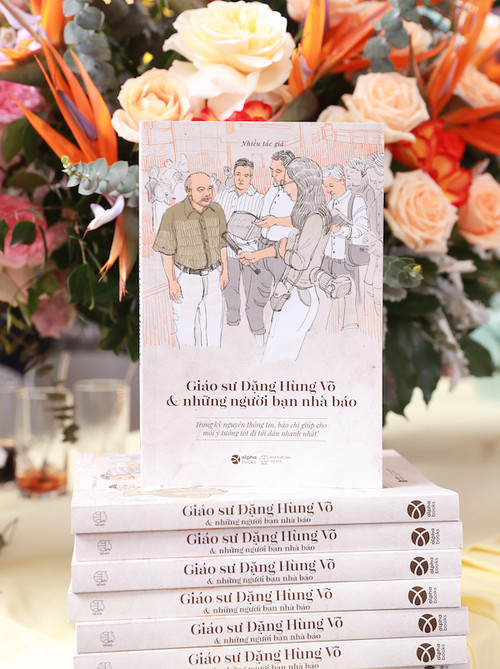 Cuốn sách cung cấp cho người đọc nhiều thông tin và góc nhìn thú vị về một "người của công chúng".