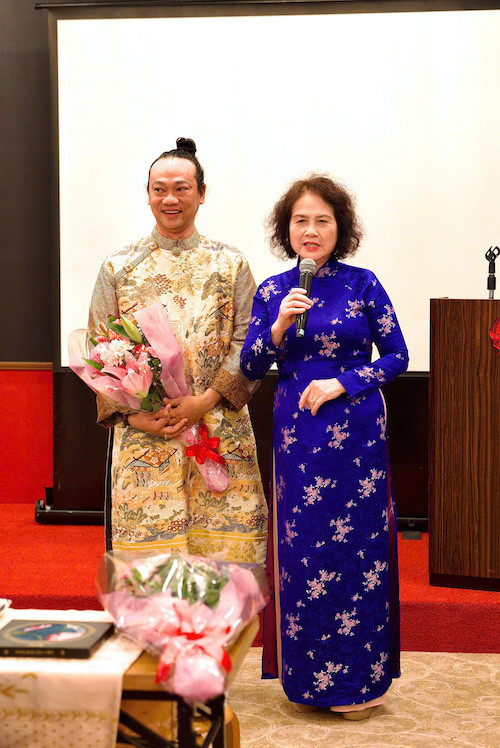 Bà Nguyễn Thị Thanh Tâm tặng hoa cho nhà thiết kế áo dài Hoài Sang, tác giả một bộ sưu tập áo dài ấn tượng trình diễn tại sự kiện.