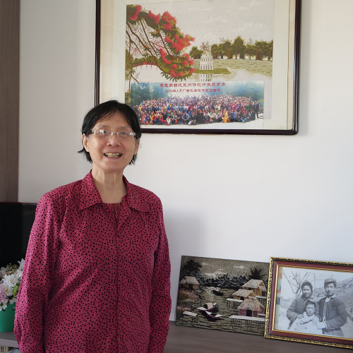 Bà Vương Phong bên những kỷ vật, bức ảnh về Việt Nam.