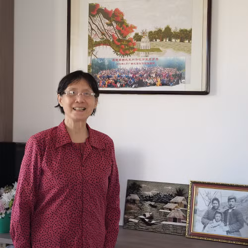 Bà Vương Phong bên những kỷ vật, bức ảnh về Việt Nam.