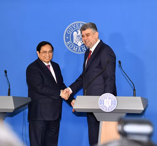 Thủ tướng Phạm Minh Chính bắt tay Thủ tướng Romania Ion-Marcel Ciolacu.