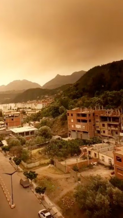 Khói bốc lên từ đám cháy rừng tại Béjaïa, Algeria, ngày 24/7/2023. (Ảnh: Reuters)