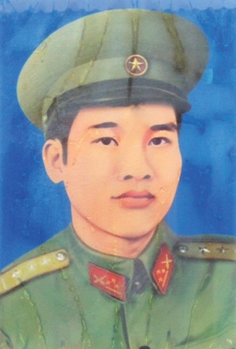 Di ảnh liệt sĩ Nguyễn Tiến Quân. cha-con2.jpg