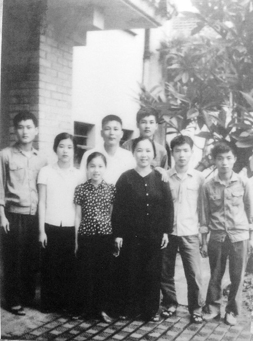 Gia đình Trung tướng Đồng Sỹ Nguyên. Ảnh chụp tại nhà 30, phố Lý Nam Đế, Hà Nội, năm 1970. cha-con1.jpg