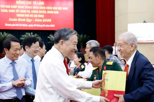 Tổng Bí thư Tô Lâm tặng quà cho gia đình chính sách, người có công. (Ảnh: TTXVN)