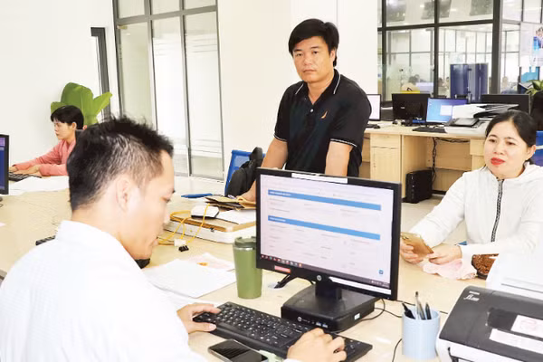 Giải quyết thủ tục hành chính tại Trung tâm Phục vụ hành chính công xã Long Thành, thành phố Đồng Nai. (Ảnh: THIÊN VƯƠNG)