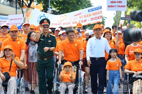 Đại biểu tham gia chương trình đi bộ "Vì nạn nhân chất độc da cam/dioxin". (Ảnh: TRỌNG ANH)