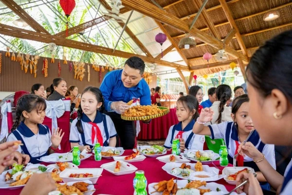 Chương trình “Nấu ăn cho em” tại xã Phú Hưng, huyện Cái Nước, tỉnh Cà Mau.