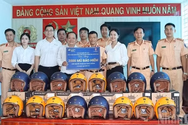 Đại diện Tập đoàn Quốc tế Á Châu phối hợp Phòng Cảnh sát giao thông Công an tỉnh Quảng Ngãi trao tặng 2.000 mũ bảo hiểm đạt chuẩn cho người dân. 