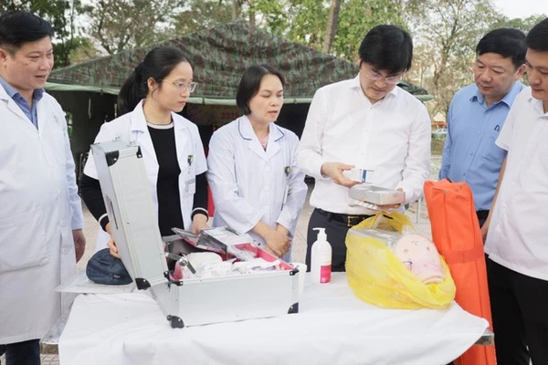 Giám đốc Sở Y tế Hà Nội Nguyễn Trọng Diện kiểm tra các đơn vị phục vụ y tế bắn pháo hoa Tết Nguyên đán Bính Ngọ 2026 trên địa bàn Hà Nội.