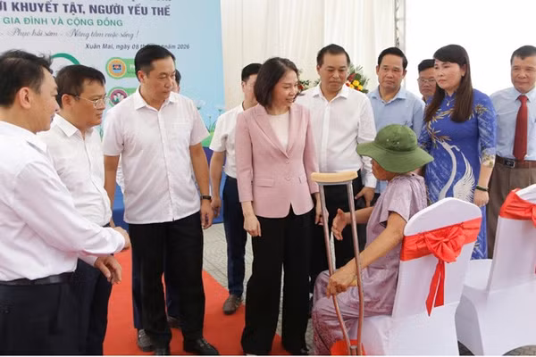Phó Chủ tịch Ủy ban nhân dân thành phố Hà Nội Vũ Thu Hà thăm hỏi, động viên người khuyết tật tham dự lễ khai trương mô hình.