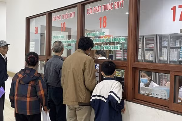 Các cơ sở y tế bảo đảm cung ứng đầy đủ, nhất là đối với thuốc thiết yếu và thuốc cấp cứu cho người dân khi đến khám, chữa bệnh tại đơn vị .