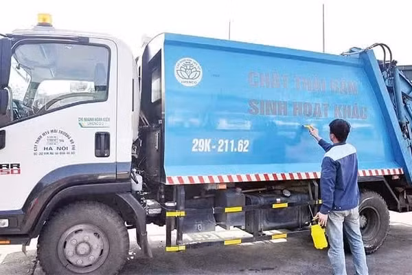 Công ty Môi trường đô thị Hà Nội chuẩn bị phương tiện thu gom, vận chuyển rác thải theo quy định mới.