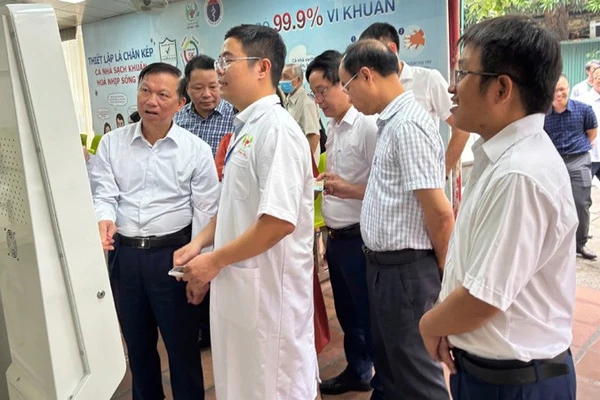 Hội đồng thẩm định tiến hành kiểm tra, khảo sát cơ sở hạ tầng trang thiết bị để triển khai bệnh án điện tử.