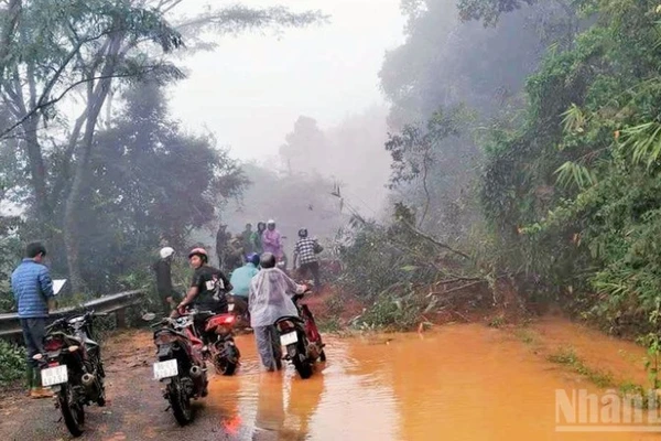 Điểm sạt lở nghiêm trọng trên đèo Gia Bắc xảy ra sáng 4/12 tại Km53, Quốc lộ 28.