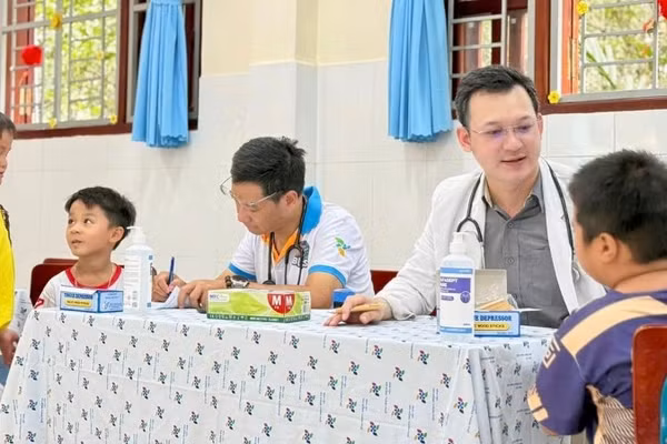 Khám sức khỏe cho học sinh tại xã Thạnh An.