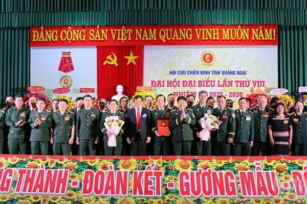 Lãnh đạo tỉnh Quảng Ngãi và Hội Cựu chiến binh Việt Nam trao quyết định, tặng hoa chúc mừng Ban Chấp hành Hội Cựu chiến binh tỉnh Quảng Ngãi nhiệm kỳ 2025-2030.