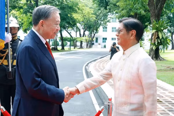 Tổng thống Philippines Ferdinand Romualdez Marcos Jr. đón Tổng Bí thư, Chủ tịch nước Tô Lâm. (Ảnh: TTXVN)