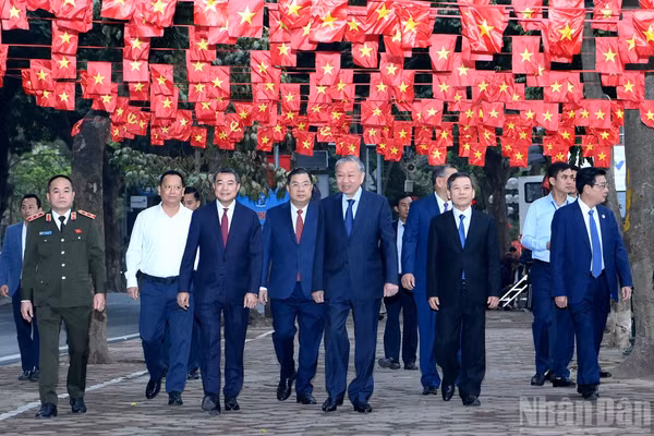 Tổng Bí thư Tô Lâm và các đồng chí lãnh đạo đến khu vực bỏ phiếu số 2, phường Ba Đình, thành phố Hà Nội.