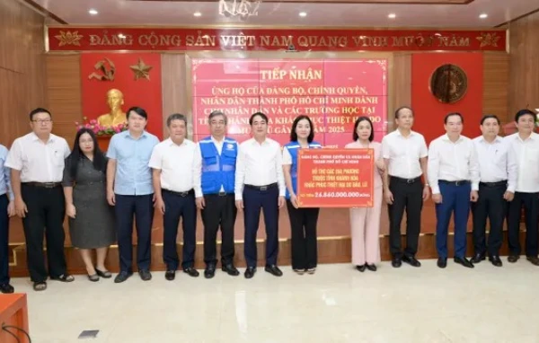 Đoàn công tác của Thành phố Hồ Chí Minh đã trao hơn 26,8 tỷ đồng hỗ trợ các địa phương thuộc tỉnh Khánh Hòa khắc phục thiệt hại do bão lũ. Ảnh: VĂN MINH 