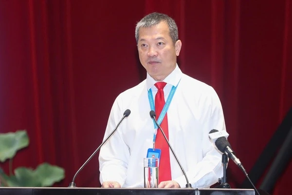 Tiến sĩ Mai Hữu Tín trình bày tham luận tại Đại hội Đại biểu Mặt trận Tổ quốc Việt Nam Thành phố Hồ Chí Minh. 