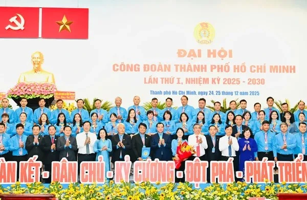 Ban Chấp hành, Ban Thường vụ Liên đoàn Lao động Thành phố Hồ Chí Minh nhiệm kỳ mới ra mắt Đại hội. (Ảnh: VIỆT DŨNG) 