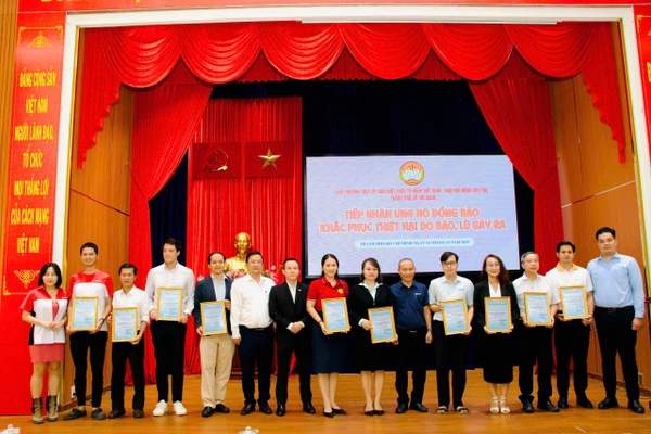 Các đơn vị, doanh nghiệp trên địa bàn thành phố ủng hộ cho đồng bào chịu thiệt hại bởi bão, lũ.