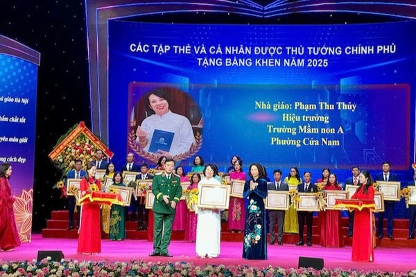 Nhà giáo Phạm Thu Thủy nhận bằng khen của Thủ tướng Chính phủ nhân Ngày nhà giáo Việt Nam 20/11/2025.