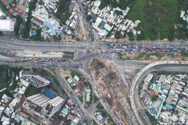 Toàn cảnh nút giao An Phú Thành phố Hồ Chí Minh nhìn từ trên cao, thể hiện rõ quy mô và sự đồng bộ của hệ thống hạ tầng giao thông khu vực. 