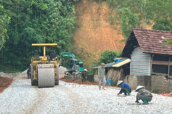 Cải tạo đường nối xã Bạch Thông với xã Yên Phong (tỉnh Thái Nguyên).