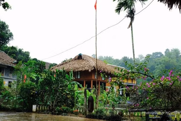 Xóm Mỗ: Sáng - Xanh - Sạch - Đẹp. (Ảnh: Nguyễn Sơn)