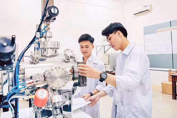 Sinh viên ngành Vật lý kỹ thuật thực hành với máy phún xạ tại phòng thí nghiệm Khoa học Vật liệu của Khoa Lý - Hóa, Trường đại học Sư phạm - Đại học Đà Nẵng. (Ảnh: Đại học Đà Nẵng)