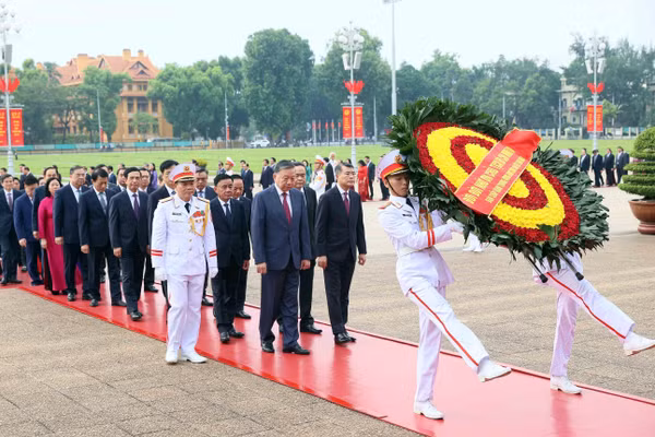 Đoàn đại biểu Ban Chấp hành Trung ương Đảng đến đặt vòng hoa và vào Lăng viếng Chủ tịch Hồ Chí Minh. (Ảnh: An Đăng/TTXVN)