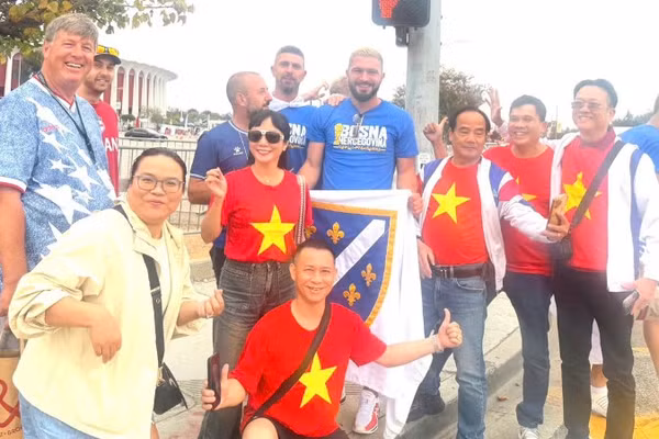 Các cổ động viên Việt Nam chụp ảnh cùng các cổ động viên Bosnia-Herzegovina.