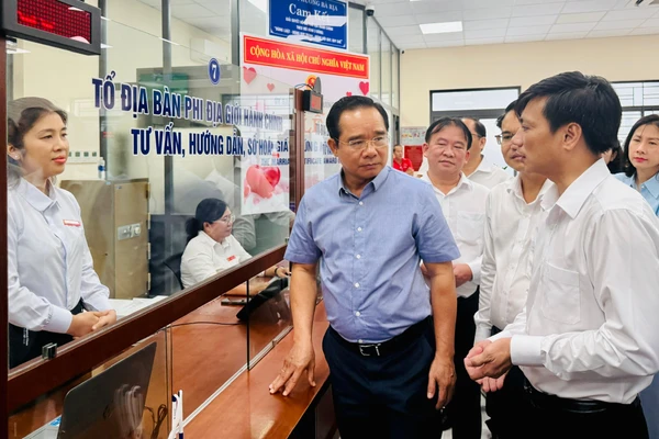 Chủ tịch Ủy ban nhân dân Thành phố Hồ Chí Minh Nguyễn Văn Được trong một lần đi khảo sát thực tế tại Trung tâm Phục vụ hành chính công phường Bà Rịa.