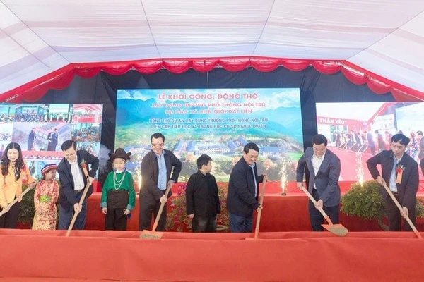 Các đồng chí lãnh đạo Bộ Dân tộc và Tôn giáo, Bộ Tài chính và tỉnh Tuyên Quang thực hiện nghi thức khởi công Trường phổ thông nội trú liên cấp tiểu học và trung học cơ sở Nghĩa Thuận.