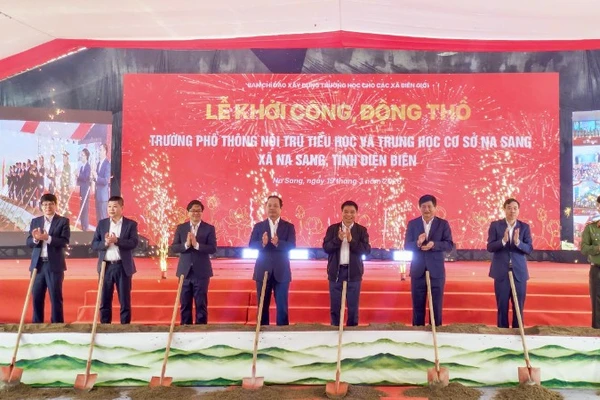 Đồng chí Nguyễn Văn Thắng, Bộ trưởng Tài chính cùng các đồng chí lãnh đạo tỉnh Điện Biên thực hiện nghi thức khởi công xây dựng Trường nội trú liên cấp Na Sang. 