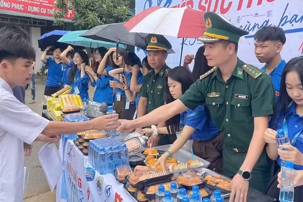 Cán bộ Đồn Biên phòng Nậm Lạnh phối hợp Đoàn xã hỗ trợ đồ ăn nhẹ tại điểm thi cho các thí sinh.