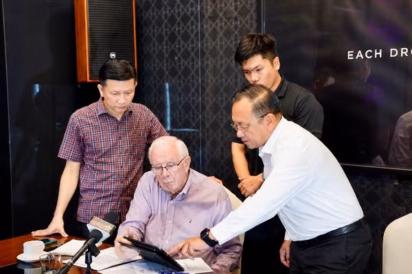 Thiếu tướng Nguyễn Thành Trung (áo trắng), Chính ủy Bộ Tư lệnh Thành phố Hồ Chí Minh gặp gỡ trao đổi cùng ông Robert Ambrose Connor, cựu binh Hoa Kỳ. (Ảnh: TUẤN TÀI)