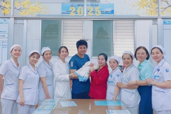 Đội ngũ y bác sĩ Bệnh viện Từ Dũ chia vui cùng vợ chồng sản phụ N.
