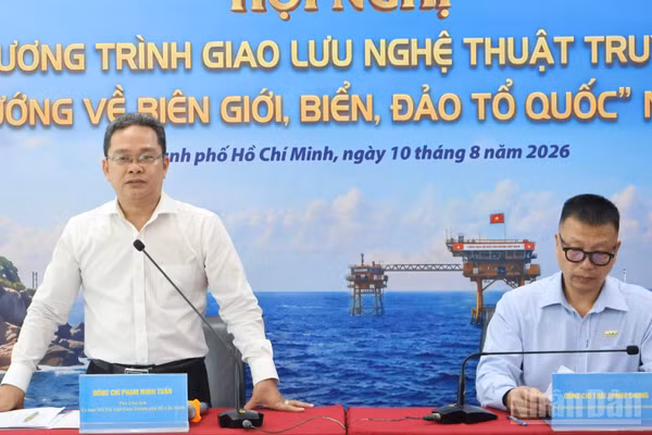 Đồng chí Phạm Minh Tuấn, Phó Chủ tịch Ủy ban Mặt trận Tổ quốc Việt Nam Thành phố Hồ Chí Minh thông tin về chương trình nghệ thuật “Hướng về biên giới, biển, đảo Tổ quốc” năm 2026, sáng 10/8. (Ảnh: Vương Lê)