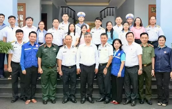 Lãnh đạo Thành phố Hồ Chí Minh đến thăm, làm việc, tặng quà cán bộ chiến sĩ và nhân dân trên quần đảo Trường Sa. (Ảnh: VĂN MINH) 